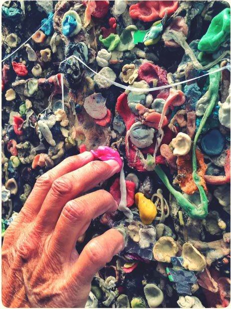 Những sự thật kỳ lạ về bức tường kẹo cao su có 1-0-2-7