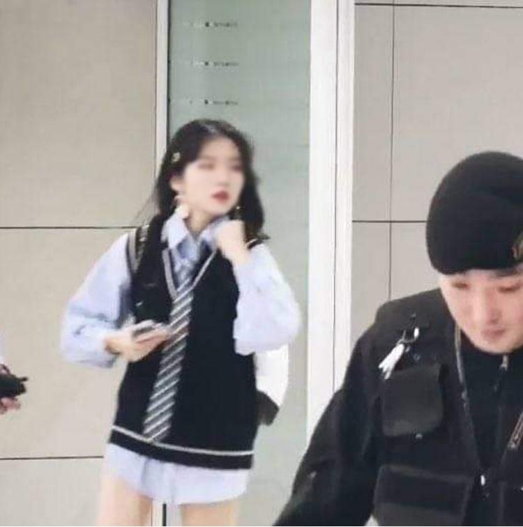 Cộng đồng ARMY rùng mình sợ hãi khi nghe tin fan cuồng không quần ở ngay sát phòng khách sạn cùng BTS-1