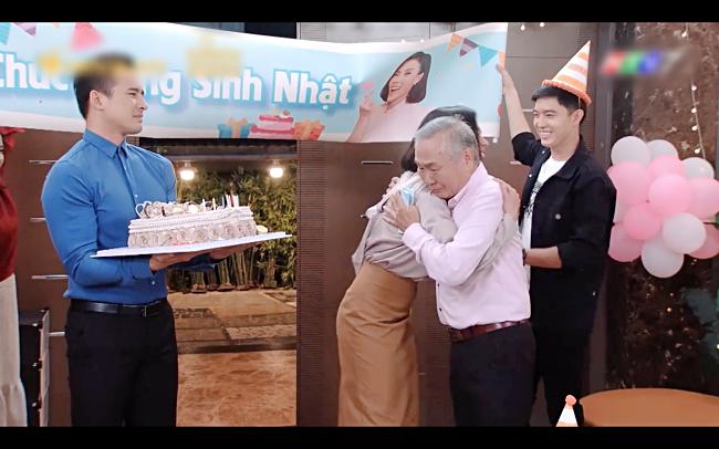 Thúy Diễm nước mắt lưng tròng đón sinh nhật cùng giúp việc trong khi bố bỏ đi hẹn hò-6