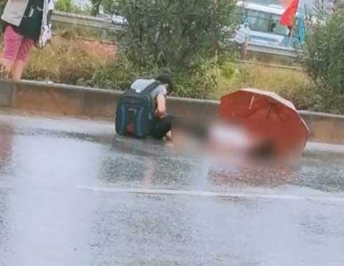 Xót xa cảnh chồng ngồi thất thần bên thi thể vợ bị xe tải tông tử vong ở Bắc Giang