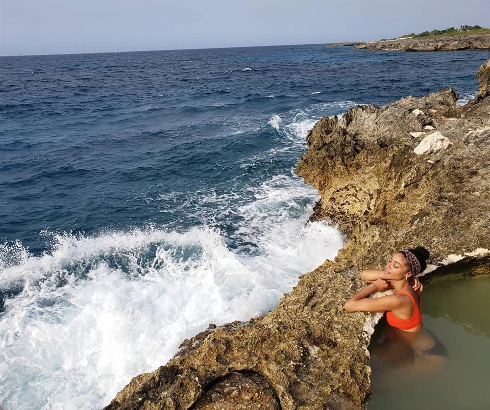 Bản tin Hoa hậu Hoàn vũ 10/7: Bạn thân HHen Niê gây shock với trang phục hở toang hoác mặc như không-10