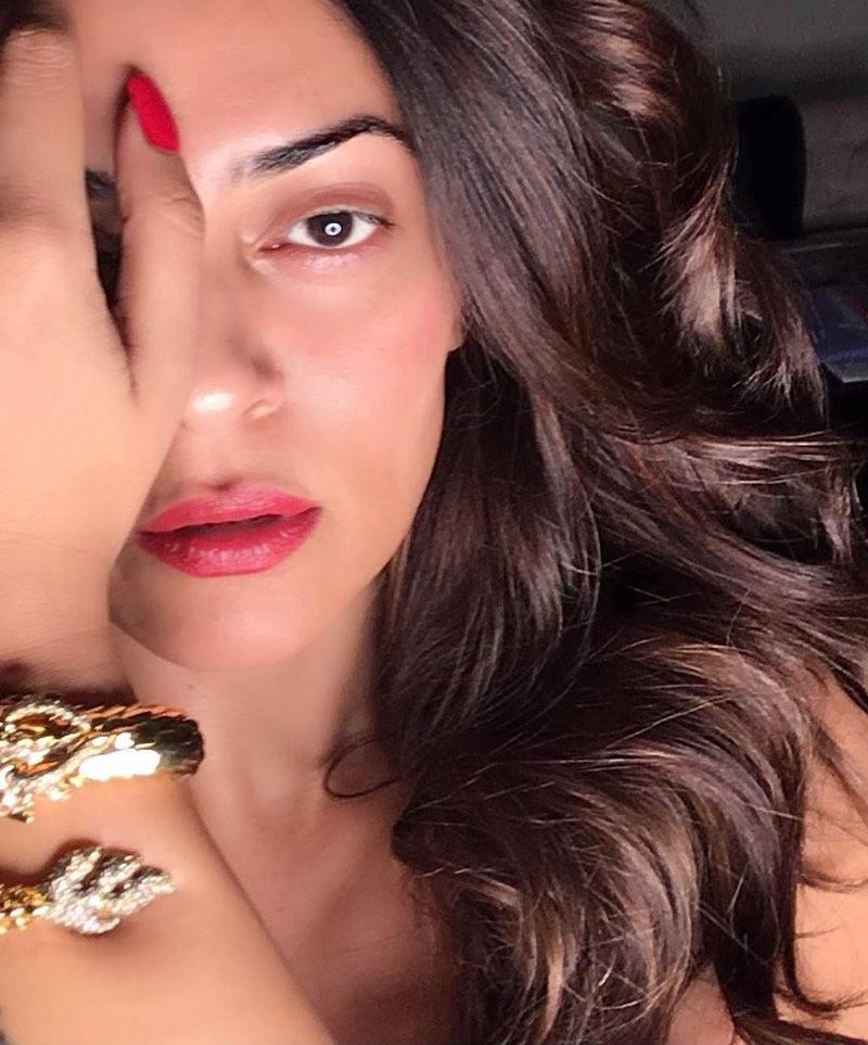 Bản tin Hoa hậu Hoàn vũ 10/7: Bạn thân HHen Niê gây shock với trang phục hở toang hoác mặc như không-3