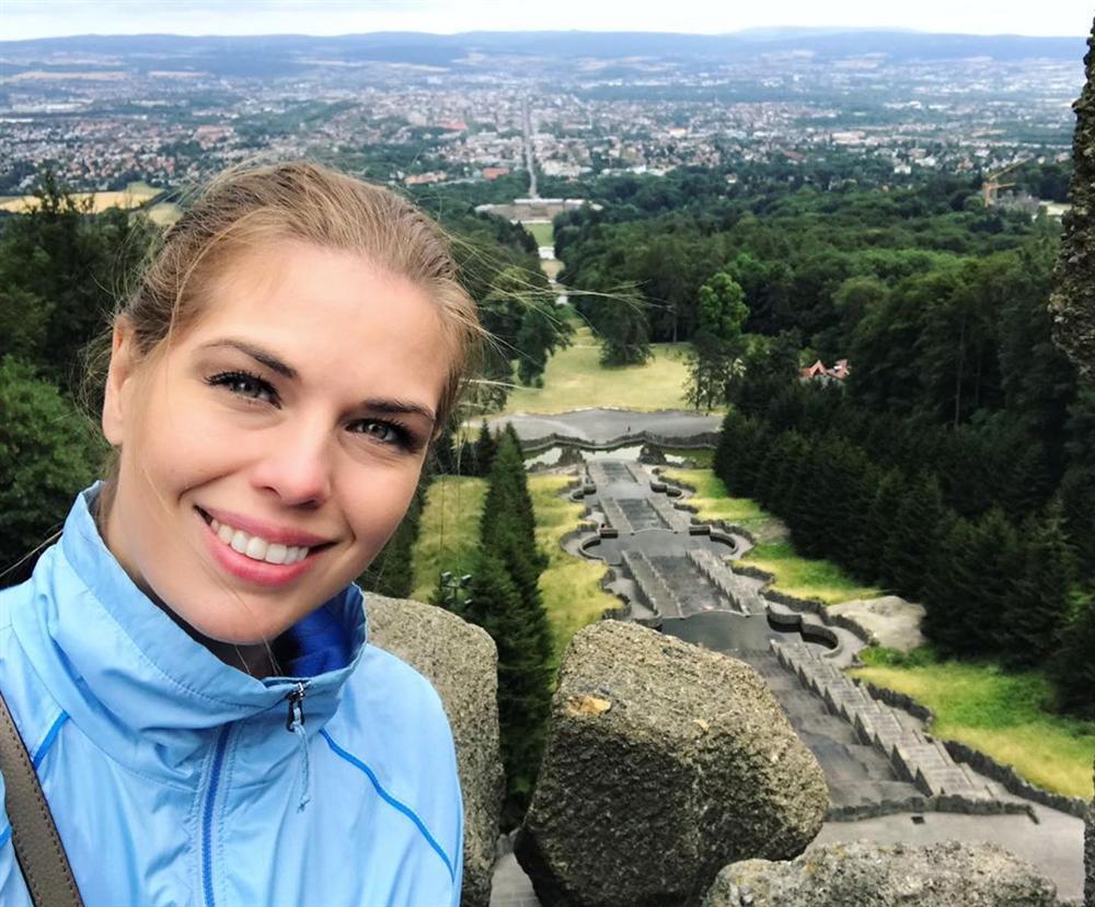 Bản tin Hoa hậu Hoàn vũ 10/7: Bạn thân HHen Niê gây shock với trang phục hở toang hoác mặc như không-9