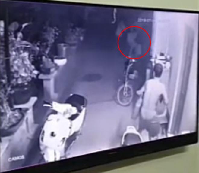 Clip: Nhóm thanh niên cầm súng tấn công chủ nhà ở TP. HCM, ông bố dùng bình cứu hỏa ra giải cứu con trai 15 tuổi bị khống chế-1