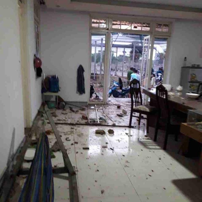 Clip: Nhóm thanh niên cầm súng tấn công chủ nhà ở TP. HCM, ông bố dùng bình cứu hỏa ra giải cứu con trai 15 tuổi bị khống chế-2