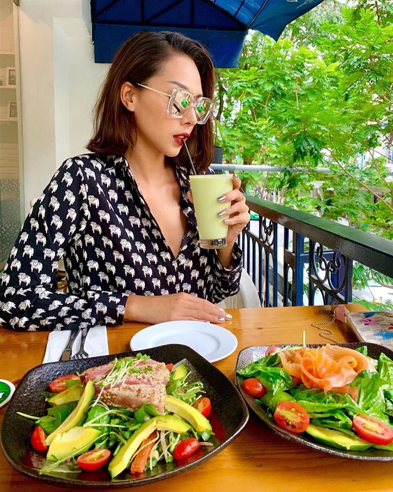 Toát mồ hôi hột với dáng ngồi chỉ trực chờ làm lộ vùng nhạy cảm của Elly Trần-3