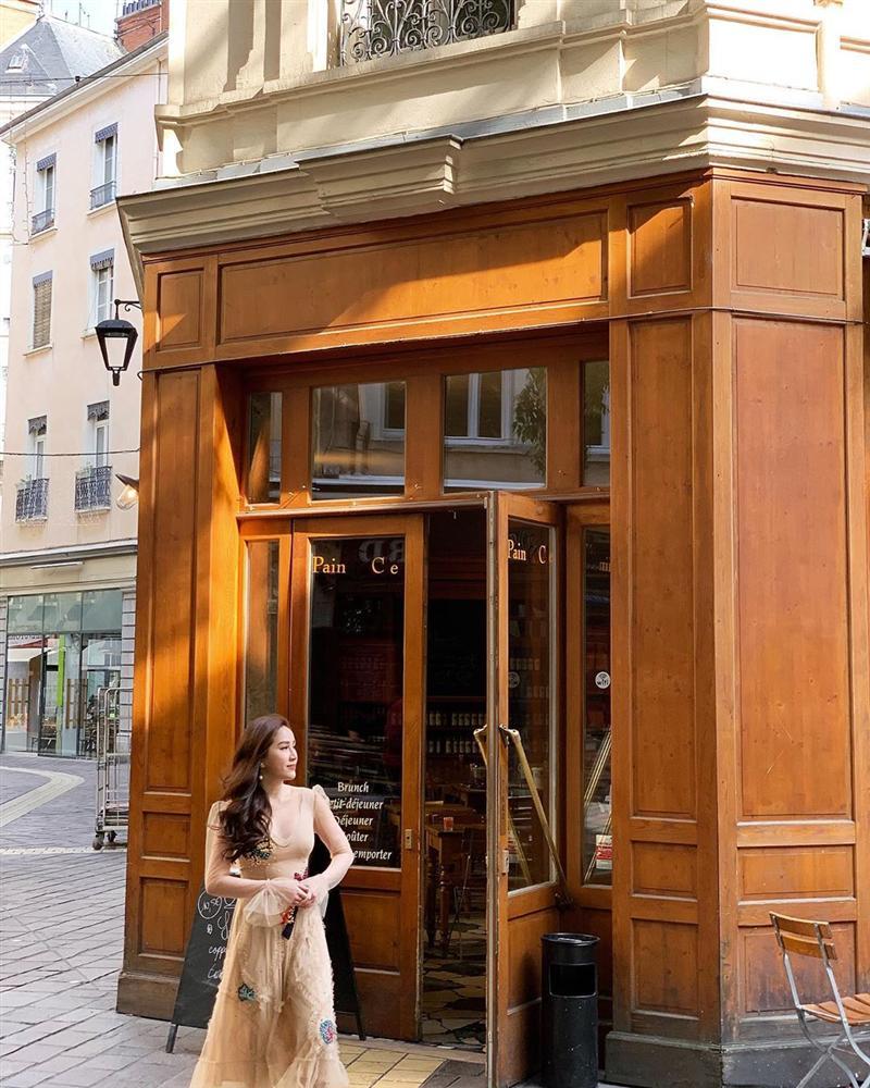 Toát mồ hôi hột với dáng ngồi chỉ trực chờ làm lộ vùng nhạy cảm của Elly Trần-7