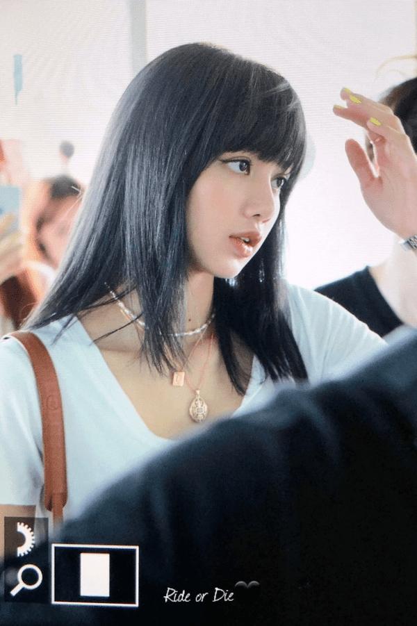 Góc lạ lẫm: Lisa (Black Pink) nhuộm tóc màu đen, lên đường quay về quê nhà Thái Lan-3