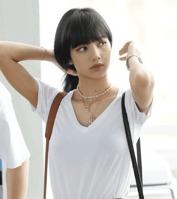 Góc lạ lẫm: Lisa (Black Pink) nhuộm tóc màu đen, lên đường quay về quê nhà Thái Lan-4