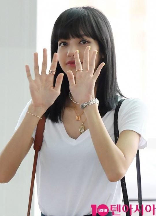 Góc lạ lẫm: Lisa (Black Pink) nhuộm tóc màu đen, lên đường quay về quê nhà Thái Lan-5