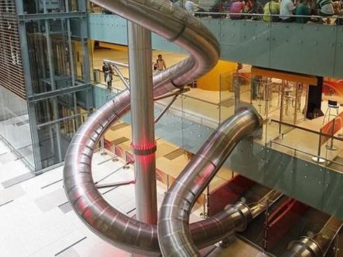 Trải nghiệm đường ống trượt đưa khách ra thẳng máy bay ở Changi