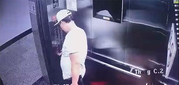 Clip: Người đàn ông ngoại quốc đạp tung thang máy rồi thản nhiên bỏ đi như không có chuyện gì xảy ra-1