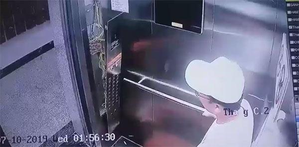 Clip: Người đàn ông ngoại quốc đạp tung thang máy rồi thản nhiên bỏ đi như không có chuyện gì xảy ra-2