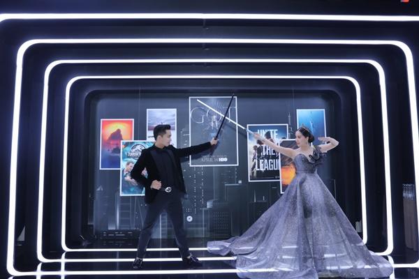 Vợ chồng Khánh Thi - Phan Hiển mặc đồ cô dâu chú rể thi... đấu kiếm chốn đông người-5