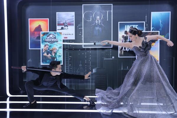 Vợ chồng Khánh Thi - Phan Hiển mặc đồ cô dâu chú rể thi... đấu kiếm chốn đông người-6