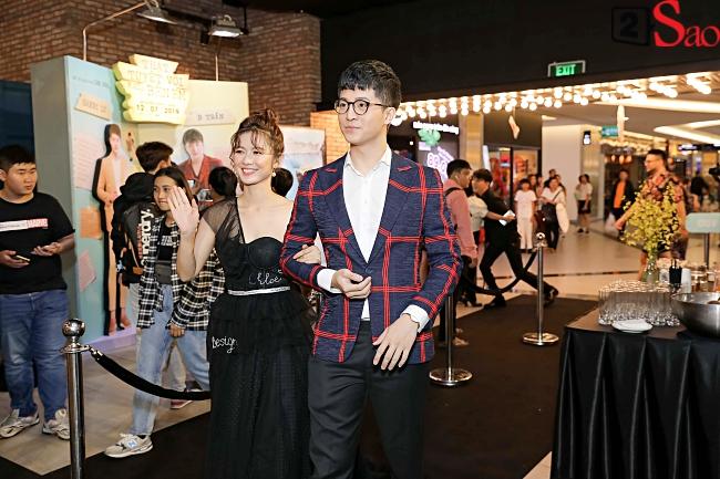 Đi ra mắt phim mới của Harry Lu, Midu lại mải mê chụp ảnh cùng Quốc Trường Về Nhà Đi Con-6