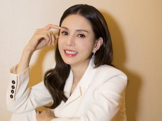 'Tiểu Long Nữ' Lý Nhược Đồng đẹp như nữ thần ở tuổi 45