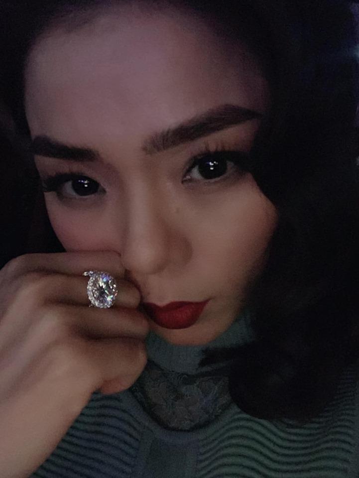 Lệ Quyên giữ vị trí cô gái vàng trong làng khoe nhẫn khi selfie thì ít mà nhẫn kim cương tiền tỉ đập vào mặt thì nhiều-7