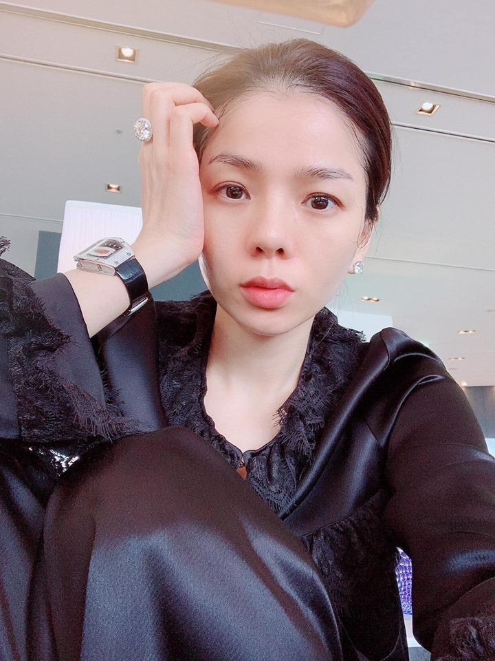 Lệ Quyên giữ vị trí cô gái vàng trong làng khoe nhẫn khi selfie thì ít mà nhẫn kim cương tiền tỉ đập vào mặt thì nhiều-11