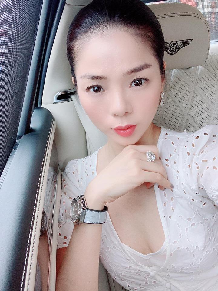 Lệ Quyên giữ vị trí cô gái vàng trong làng khoe nhẫn khi selfie thì ít mà nhẫn kim cương tiền tỉ đập vào mặt thì nhiều-8