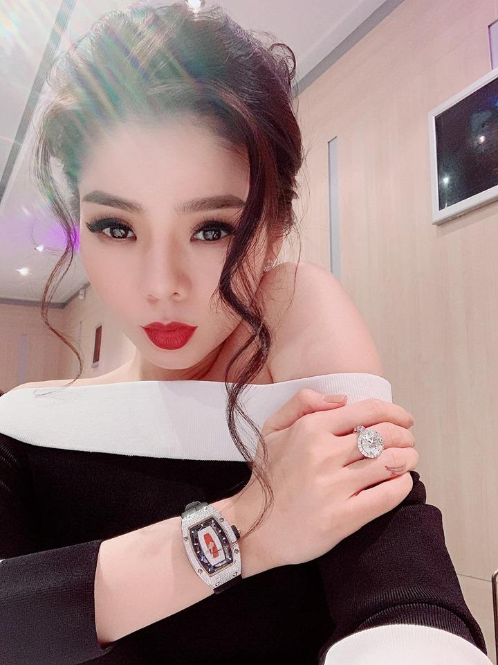 Lệ Quyên giữ vị trí cô gái vàng trong làng khoe nhẫn khi selfie thì ít mà nhẫn kim cương tiền tỉ đập vào mặt thì nhiều-12