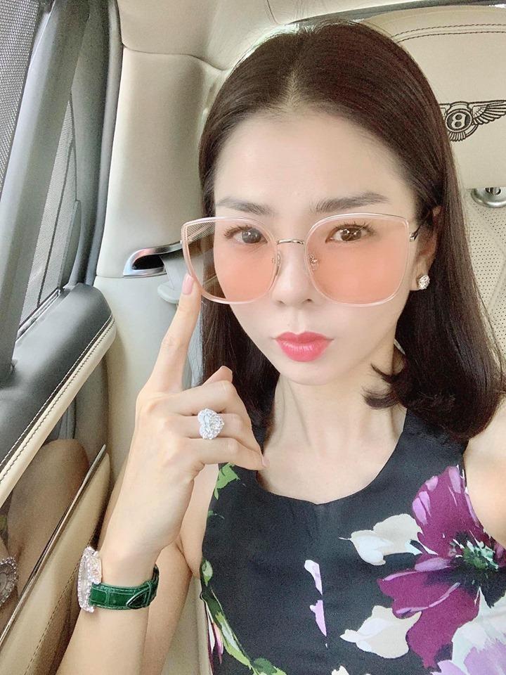 Lệ Quyên giữ vị trí cô gái vàng trong làng khoe nhẫn khi selfie thì ít mà nhẫn kim cương tiền tỉ đập vào mặt thì nhiều-13