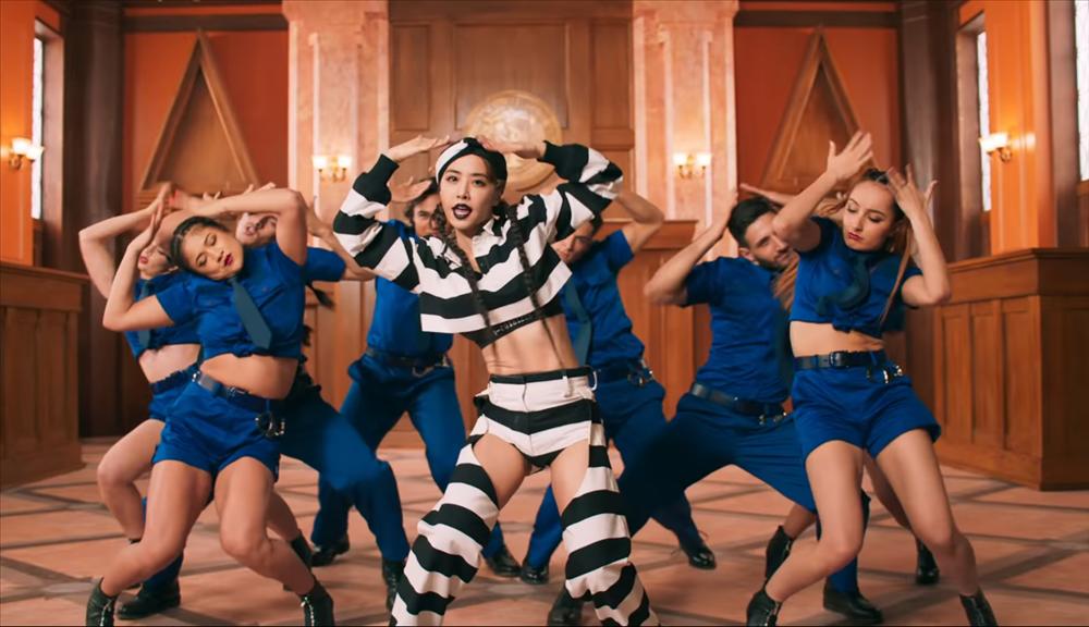 Cần Xa của Hiền Hồ không chỉ bị tố đạo nhạc Kpop trắng trợn mà còn ăn cắp ý tưởng MV của diva Đài Loan-7