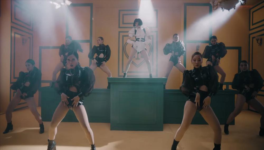 Cần Xa của Hiền Hồ không chỉ bị tố đạo nhạc Kpop trắng trợn mà còn ăn cắp ý tưởng MV của diva Đài Loan-6