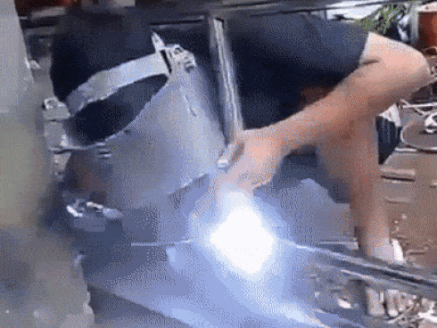 Clip: Cười không ngậm được mồm nhìn thanh niên lần đầu học làm... hàn xì-1