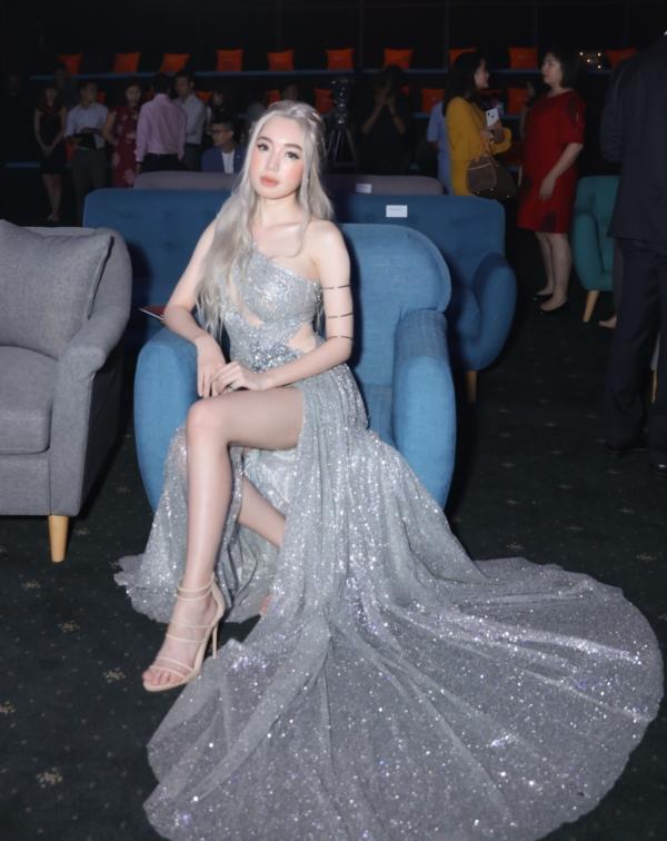 Elly Trần chơi lớn, đi dự sự kiện thôi cũng múa tay cosplay thành Mẹ Rồng của Game of Thrones-1