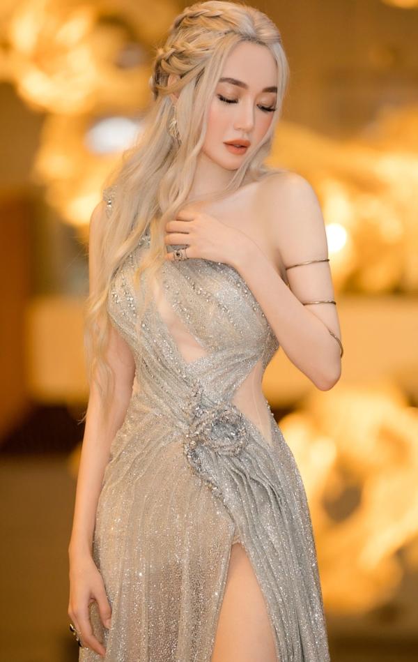 Elly Trần chơi lớn, đi dự sự kiện thôi cũng múa tay cosplay thành Mẹ Rồng của Game of Thrones-7