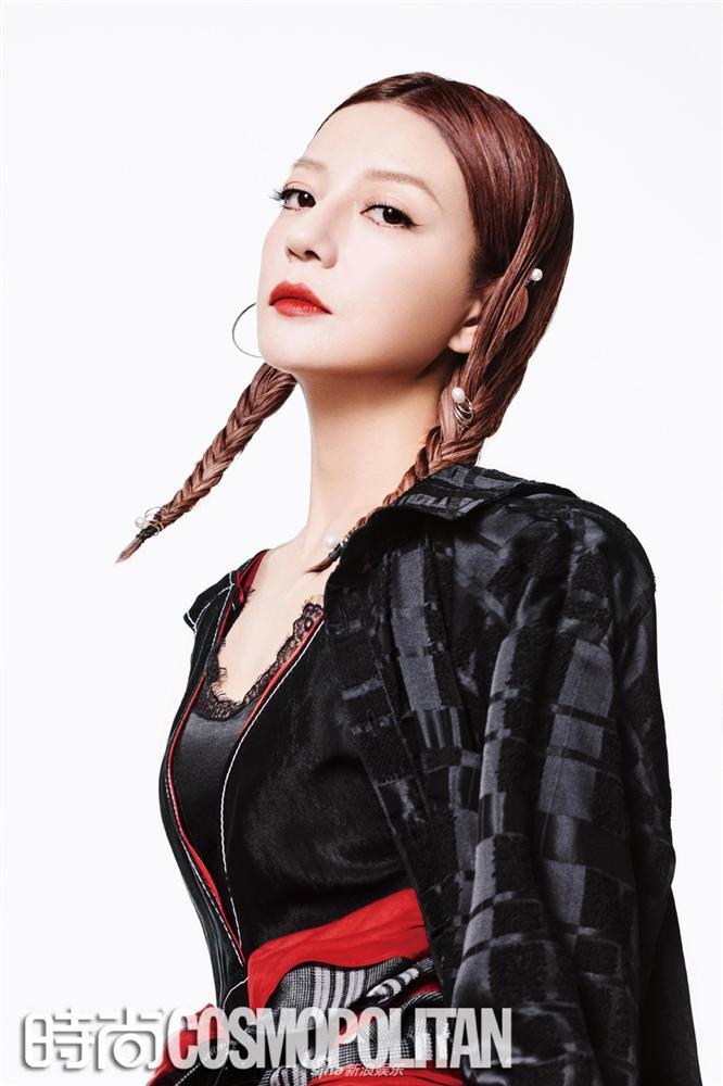 Triệu Vy lột xác cùng phong cách gothic ma mị trên tạp chí thời trang Cosmopolitan-5