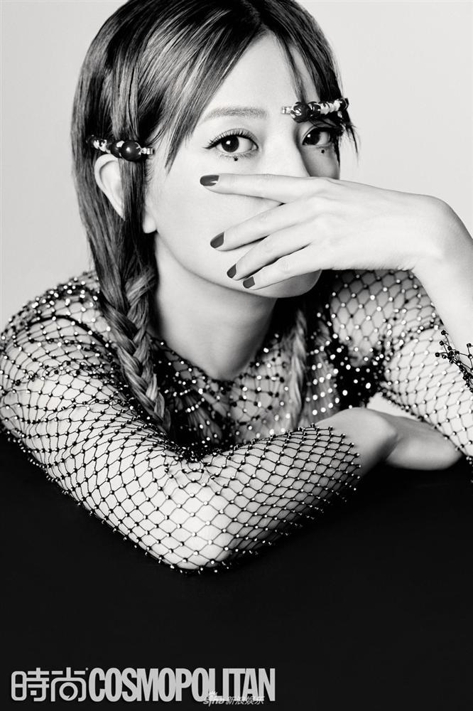 Triệu Vy lột xác cùng phong cách gothic ma mị trên tạp chí thời trang Cosmopolitan-8