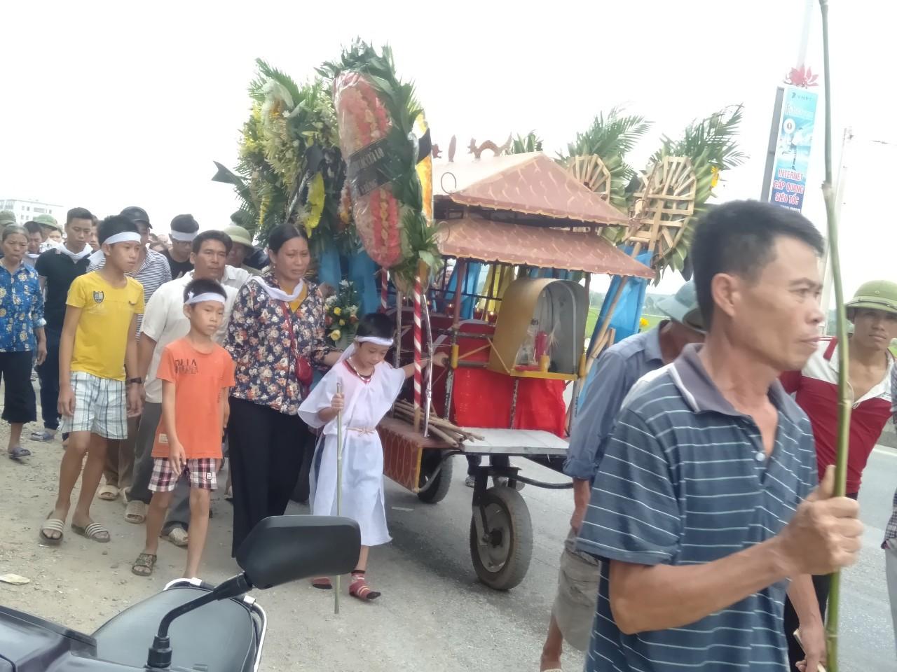 Đám tang đẫm nước mắt của nữ nhân viên bán xăng bị sát hại: Hai đứa con trai ngơ ngác tìm mẹ-3