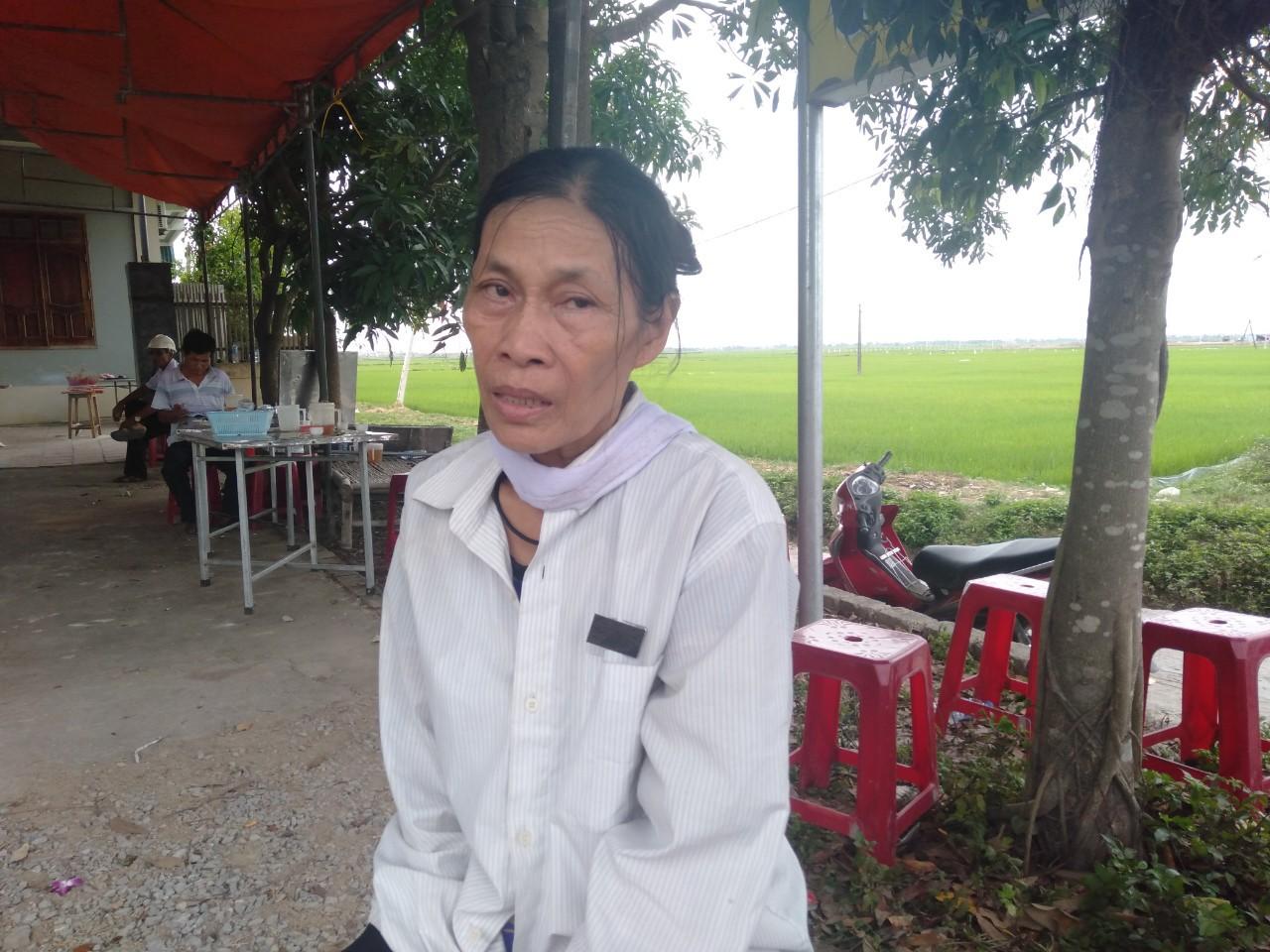 Đám tang đẫm nước mắt của nữ nhân viên bán xăng bị sát hại: Hai đứa con trai ngơ ngác tìm mẹ-4