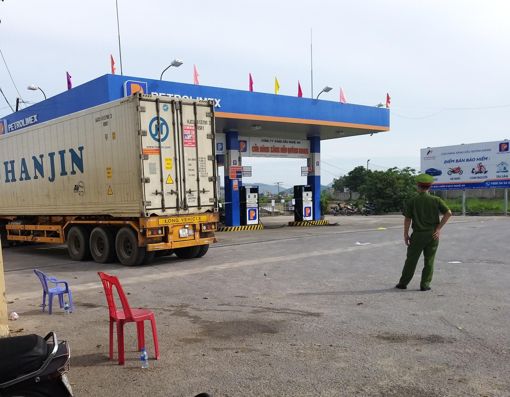 Đám tang đẫm nước mắt của nữ nhân viên bán xăng bị sát hại: Hai đứa con trai ngơ ngác tìm mẹ-7