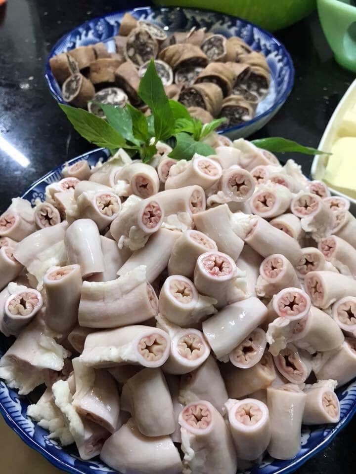 Mẹo làm sạch và luộc lòng heo thơm ngon, giòn sần sật như ngoài hàng-1