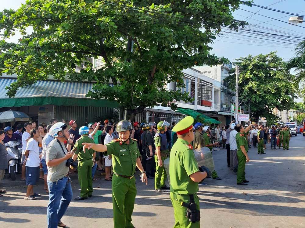 Thanh niên ngáo đá cầm dao làm xiếc trên nóc nhà ở Tiền Giang-3