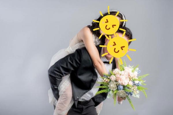 Bạn trai gửi 2 tấm ảnh cưới ôm ấp gái lạ, cô gái sôi tiết nhờ dân mạng bày cách xử lý-1