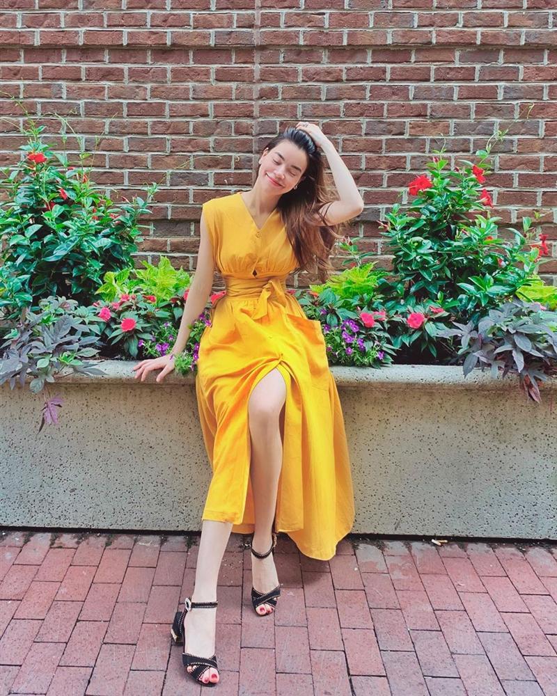 Khoe street style mùa du lịch cùng sắc vàng nổi bật như cặp chị chị em em Hồ Ngọc Hà - Minh Hằng-1
