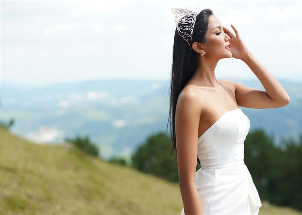 Bản tin Hoa hậu Hoàn vũ 11/7: HHen Niê đẹp mê hồn với tóc thề, nhan sắc ăn đứt dàn giai nhân quốc tế-1