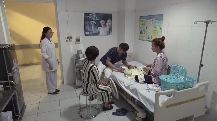 Thư bắt quả tang Vũ chăm sóc Nhã khi con trai đang ốm nằm viện trong tập 64 Về Nhà Đi Con-4