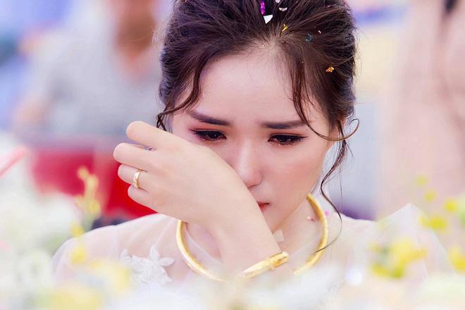 Hình ảnh cô dâu Nghệ An ôm người thân khóc nức nở ngày về nhà chồng khiến dân mạng nghẹn ngào-1