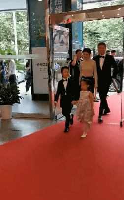 Ngỡ ngàng với ngoại hình lanh lợi của hai nhóc tì nhà Đặng Siêu - Tôn Lệ trong lần đầu công khai-1