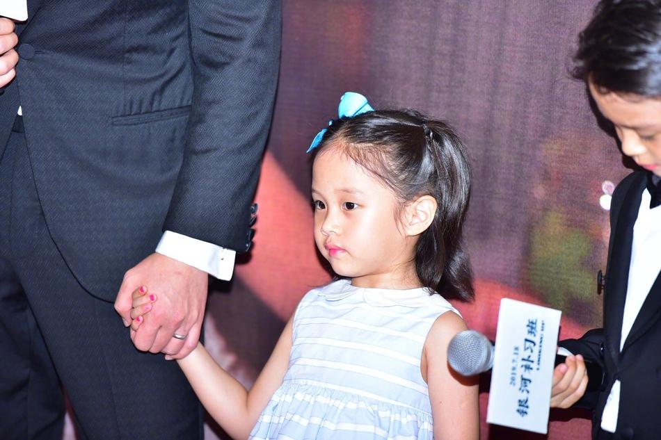 Ngỡ ngàng với ngoại hình lanh lợi của hai nhóc tì nhà Đặng Siêu - Tôn Lệ trong lần đầu công khai-6