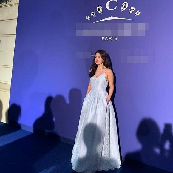 Giữa tâm bão ly hôn, Song Hye Kyo xuất hiện rạng rỡ, diện váy khoét sâu khoe vòng 1 táo bạo-1