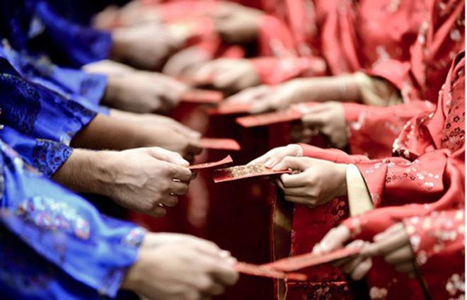 Xôn xao chuyện dàn bê tráp đói quá ăn tạm chiếc bánh cốm và bị cô dâu mắng cho sấp mặt-1