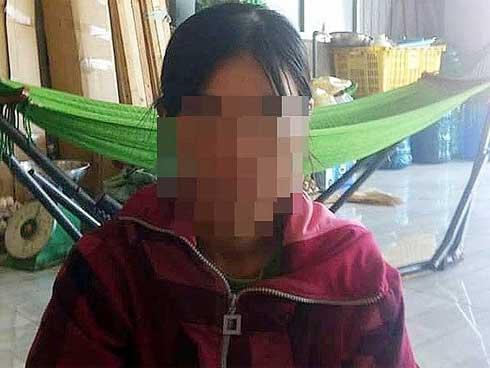 Bị phạt 200.000 đồng vì sờ ngực bà hàng xóm