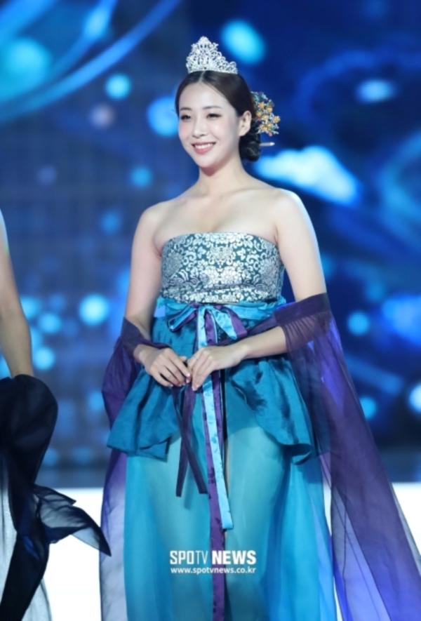 Diện hanbok theo kiểu khoe thân, Top 6 Hoa hậu Hàn Quốc 2019 bị ném đá không trượt phát nào-7