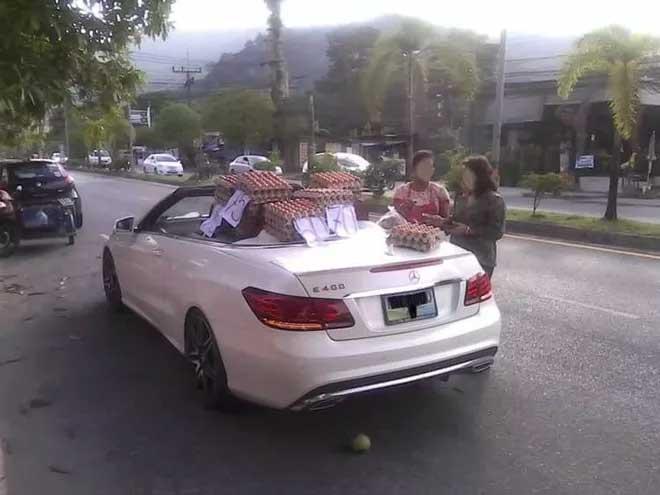 Người phụ nữ lái xe Mercedes mui trần đi bán trứng dạo khiến cả phố kinh ngạc-1